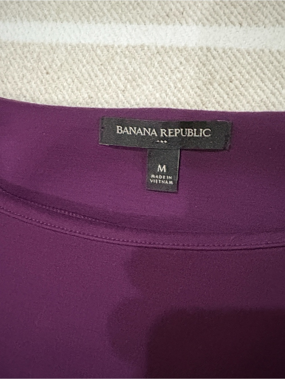 Banana Republic Sz M Pin-tuck Sleeves Scuba Top in Dark Plum - Picture 3 of 8
